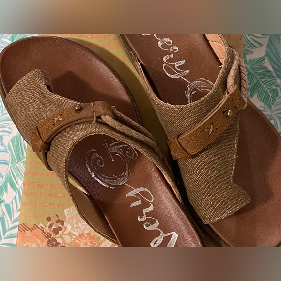 Very G Tan Sandals - Picture 3 of 10